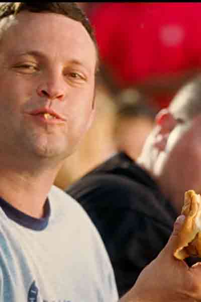 Vince Vaughn mangia un hot dog alla partita di baseball