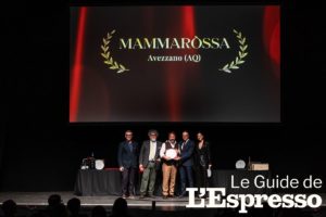 Guida Ristoranti Teatro Nazionale 334 Mammaròssa riceve la targa di riconoscimento per la categoria “Miglior Pane al Ristorante“
